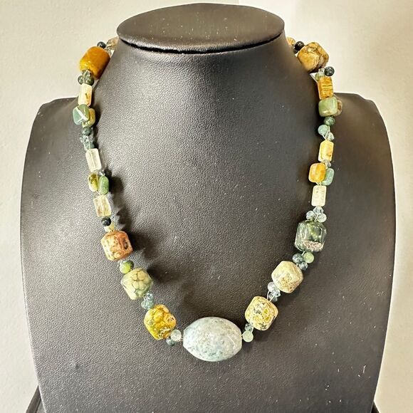 16” Agate stone and crystal accent beaded necklace! - Picture 11 of 11